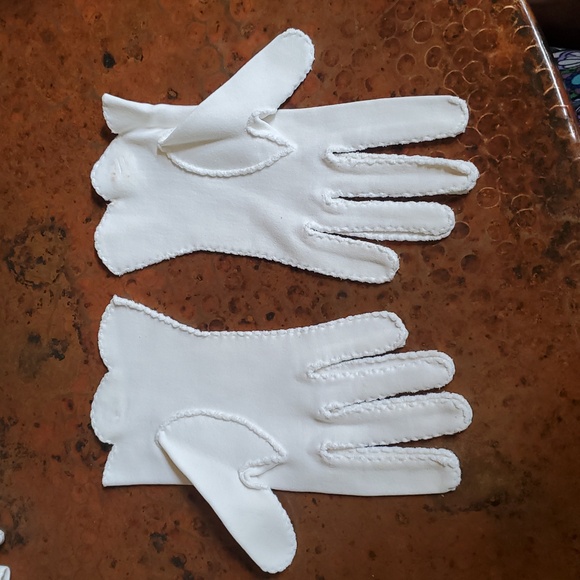 Vintage ELEGANT Event Hand Embroidered & Stitched White Gloves - Picture 8 of 8